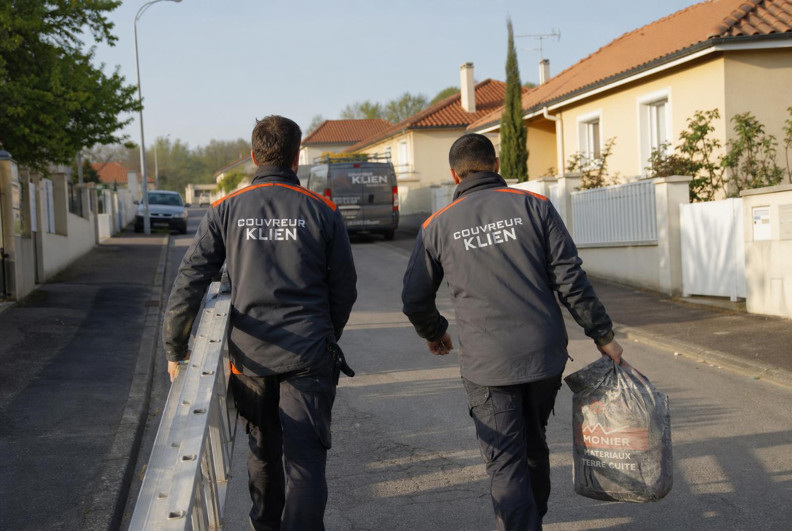 Équipe COUVREUR KLIEN en vêtements floqués arrivant sur un chantier à Fronton